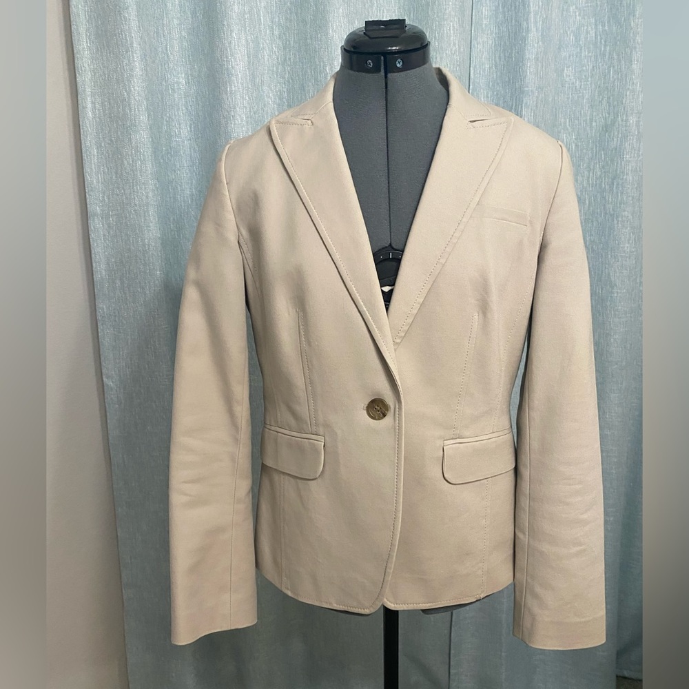 Banana Republic blazer. Tailored Size 4. Cotton spandex. Lined throughout.